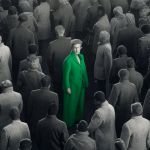 Une foule grise et un homme en costume vert au milieu