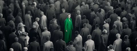 Écologie : « À force de penser qu’il y a le backlash, on crée le backlash » Une foule grise et un homme en costume vert au milieu