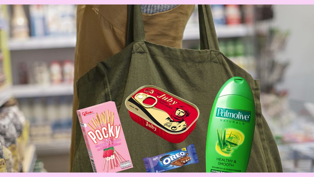 Un client portant un sac dans un supermarché