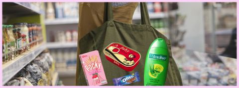 Pauvreté et vol à l'étalage Un client portant un sac dans un supermarché