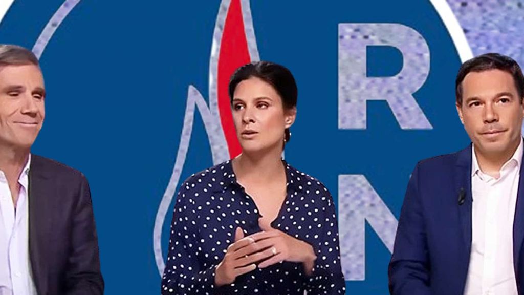 trois journaliste devant la flamme du RN