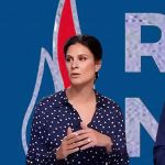 trois journaliste devant la flamme du RN