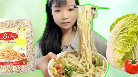 Une jeune Chinoise et des aliments bon marché