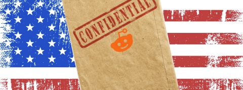 Voulez-vous connaitre les pires secrets des citoyens américains habilités à gérer des info classifiées ? Un drapeau américain en fond et une enveloppe kraft avec - Confidential - et le logo Reddit dessus