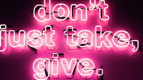 Donner 10 % de ses revenus pour améliorer le monde : « C’est de la division du travail » 