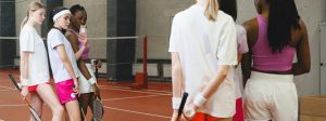 filles en tenue de tennis sur un terrain en train de se prendre en photo