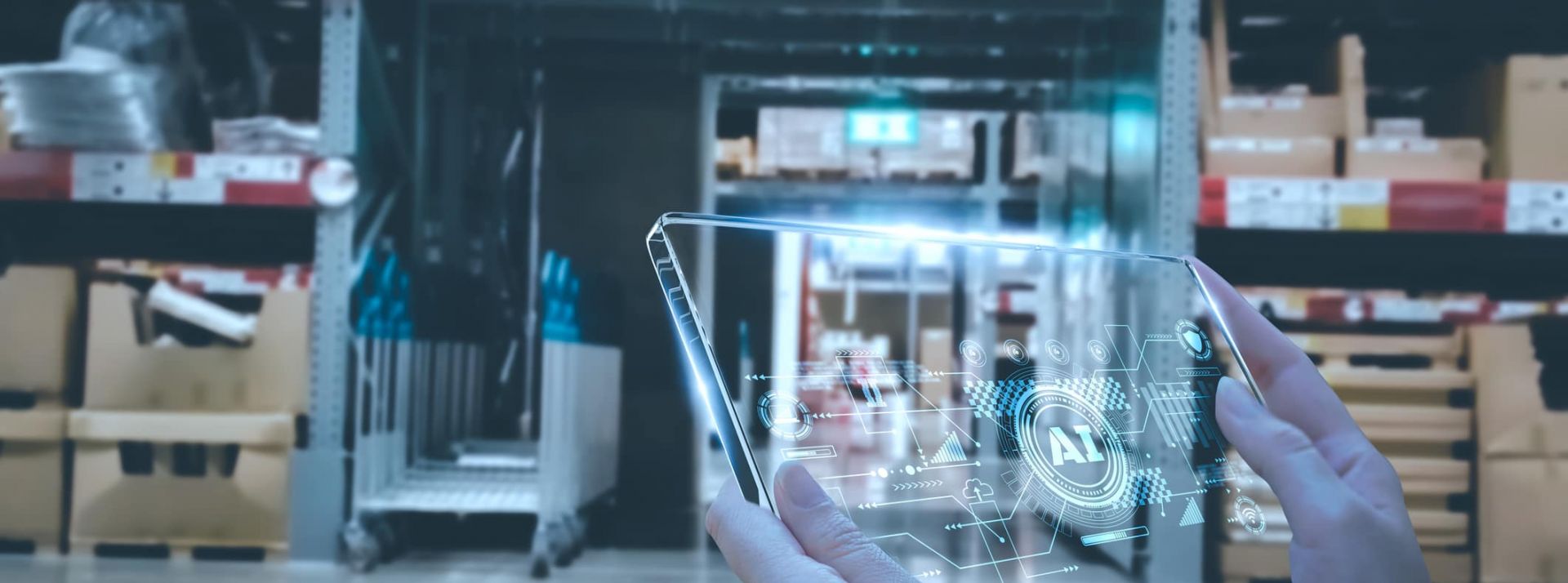 Dans le retail, l’IA pour faire quoi ? - L'ADN Manager using smart tablet monitor process Analyzes, check and control product in stock warehouse, modern software, futuristic concept smart warehouse management system in Factory industry in