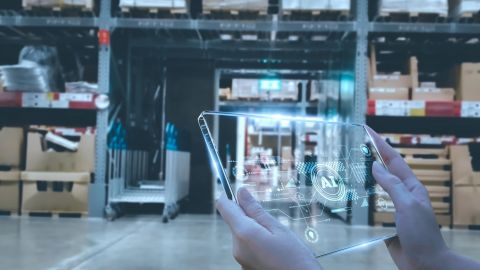 Dans le retail, l’IA pour faire quoi ? Manager using smart tablet monitor process Analyzes, check and control product in stock warehouse, modern software, futuristic concept smart warehouse management system in Factory industry in