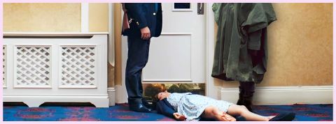 Depuis les législatives, leur couple ne fonctionne plus. Un homme et une femme debout devant un cadavre