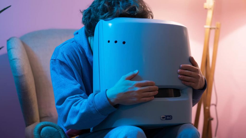 « Il est plus humain que certains humains » : quand chatGPT devient notre confident intime Un homme qui câline un ordinateur