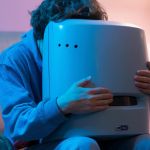 Un homme qui câline un ordinateur