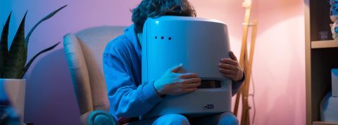 « Il est plus humain que certains humains » : quand chatGPT devient notre confident intime Un homme qui câline un ordinateur