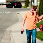 un homme marié regarde un autre homme courir torse nu