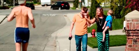 Le web redécouvre avec effarement la téléréalité My Husband’s Not Gay un homme marié regarde un autre homme courir torse nu