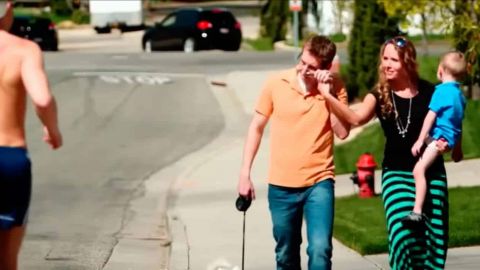 un homme marié regarde un autre homme courir torse nu