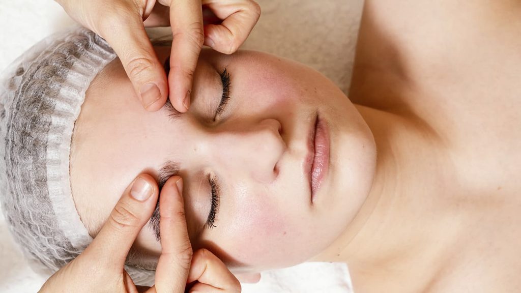 Contre le botox et les crèmes, les fascias nouvelle arme anti-vieillissement Un massage des fascias du visage