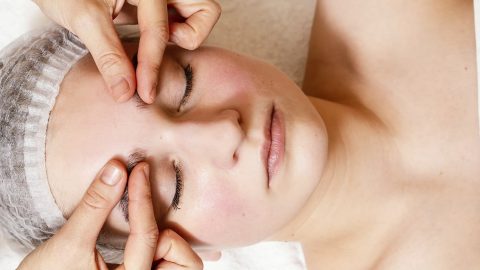 Un massage des fascias du visage