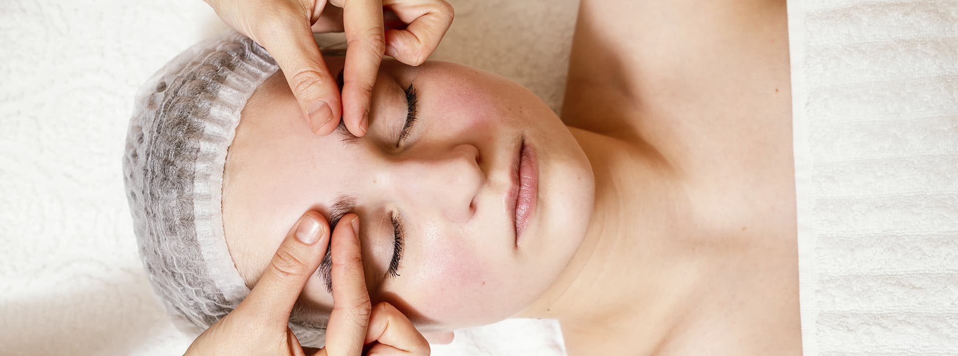 Contre le botox et les crèmes, les fascias nouvelle arme anti-vieillissement - L'ADN Un massage des fascias du visage