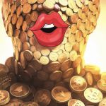 Un géant fait de cryptomonnaies avec une grosse bouche rouge entouré de Trump et Harris