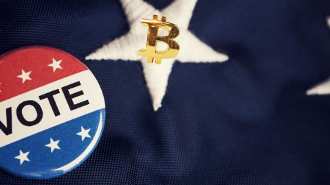 Qui sont ces électeurs pro-cryptos convoités par Donald Trump et Kamala Harris ? Des étoiles blanches du drapeau US, un bage vote et ds cryptos