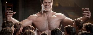 Un géant type Hulk, super musclé, ouvre ses bras à une foule de jeunes hommes