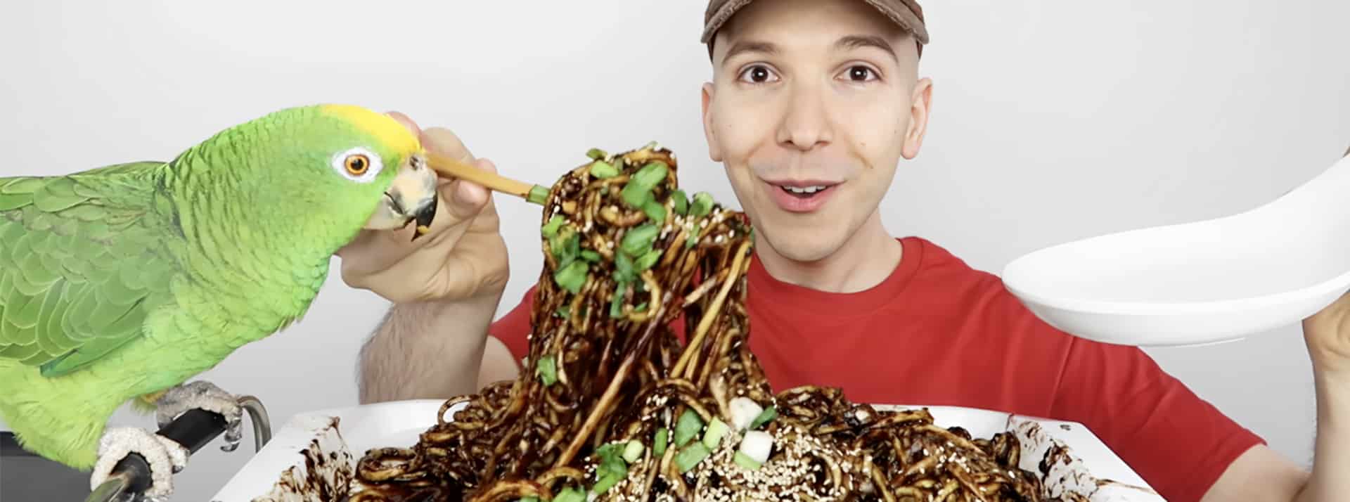 « Vous êtes des fourmis » : le retour fracassant de Nikocado Avocado, le youtubeur le plus haï d’Internet - L'ADN Un ehomme en tshirt rouge mange des pates
