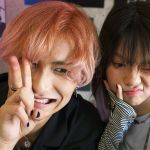 Un jeune homme cheveux orange et une jeune fille brune, tous deux asiatiques font des grimaces