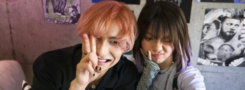 exe, amour et vie de couple : à quoi rêve la GenZ ? Un jeune homme cheveux orange et une jeune fille brune, tous deux asiatiques font des grimaces