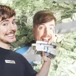 un youtubeur dans une marre d'argent