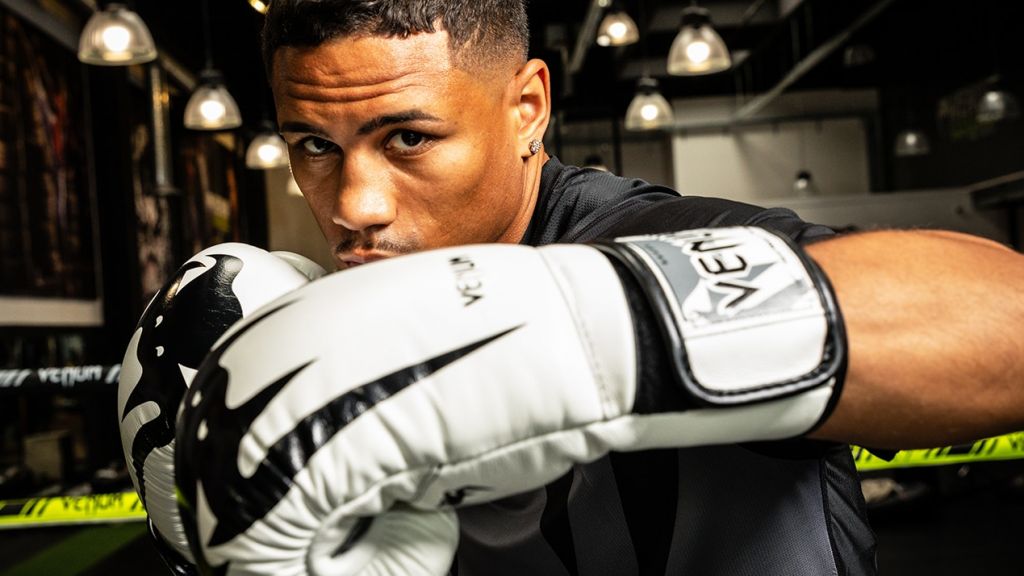 Venum, la marque qui frappe fort Le champion Ortiz avec ses gants de MMA signés Venum