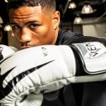 Le champion Ortiz avec ses gants de MMA signés Venum