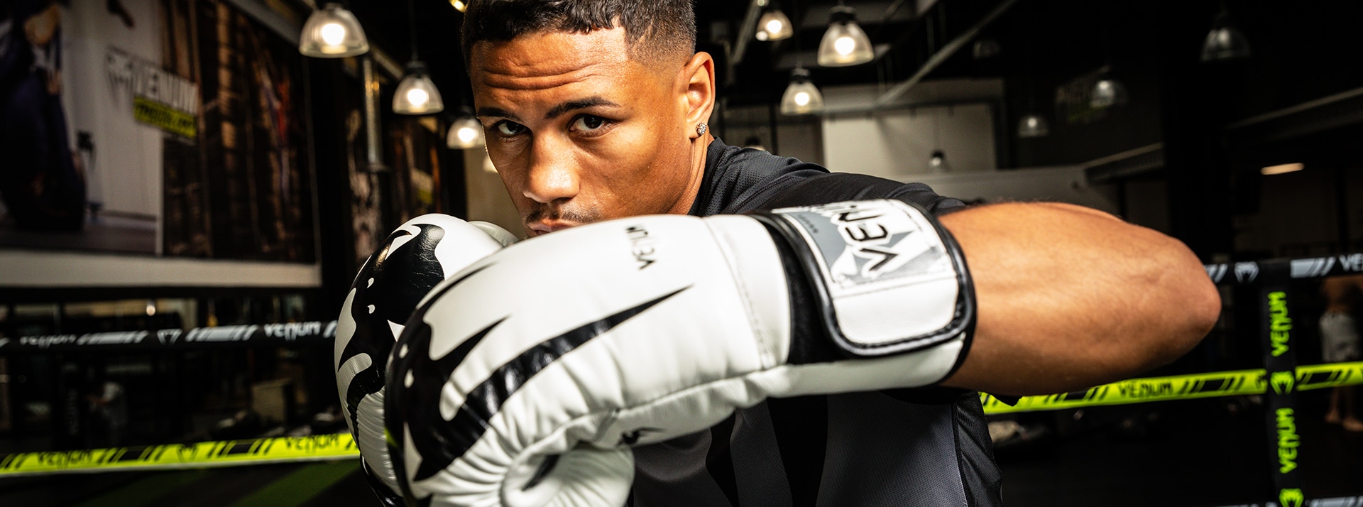 Venum, la marque qui frappe fort - L'ADN Le champion Ortiz avec ses gants de MMA signés Venum