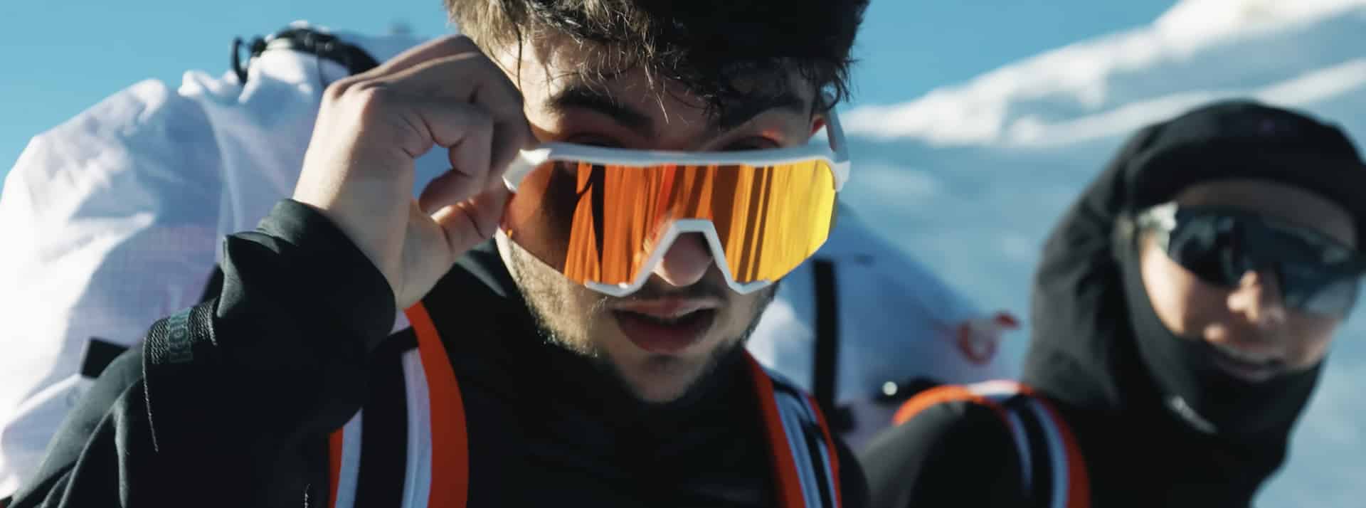 La diffusion du documentaire d’Inoxtag dans les salles préfigure-t-elle le renouveau du cinéma ? - L'ADN un homme en tenue d'alpiniste regarde la caméra