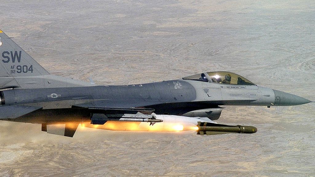 un avion de chasse F16 lance un missile