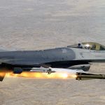 un avion de chasse F16 lance un missile