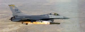 un avion de chasse F16 lance un missile
