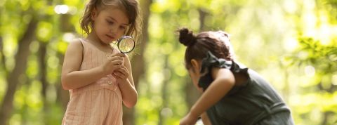 « Exposome » : quels sont les facteurs environnementaux à l’origine de nos maladies ? Des petites filles dans la forêt