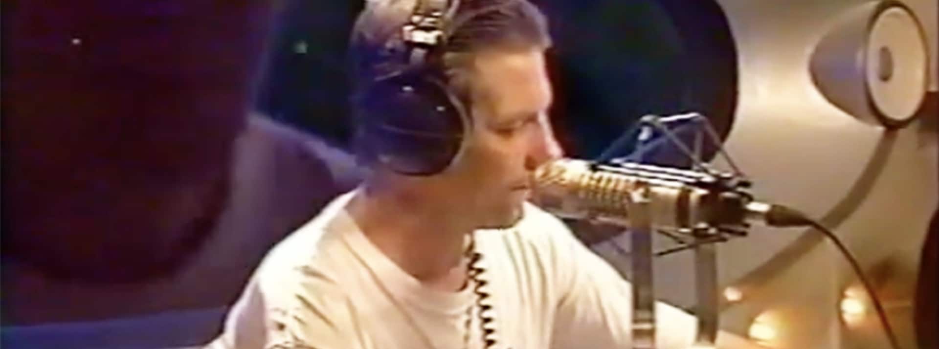 L'histoire incroyable des débats de Gérard, le dîner de con radiophonique qui a prophétisé la célébrité en ligne - L'ADN un homme à moustache devant un micro de radio