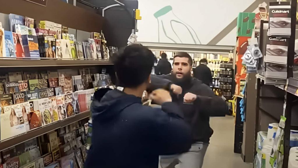 Deyx homes quise battent dans un supermarché