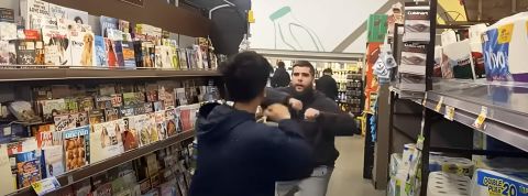 « La chasse aux pédos » est devenue un contenu (violent) comme un autre Deyx homes quise battent dans un supermarché