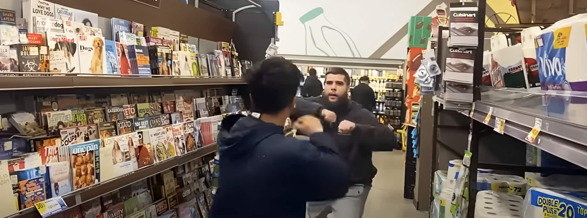 « La chasse aux pédos » est devenue un contenu (violent) comme un autre - L'ADN Deyx homes quise battent dans un supermarché
