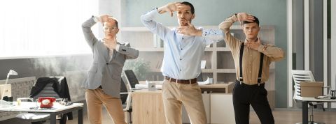 Hybridation dans le monde du travail : après l’utopie, la rigueur juridique Des personnes qui font une chorégraphie au travail