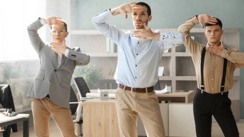 Des personnes qui font une chorégraphie au travail