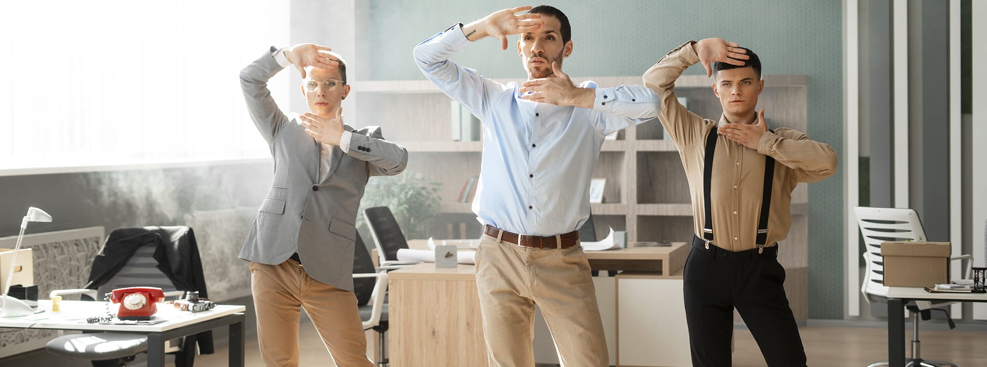 Des personnes qui font une chorégraphie au travail