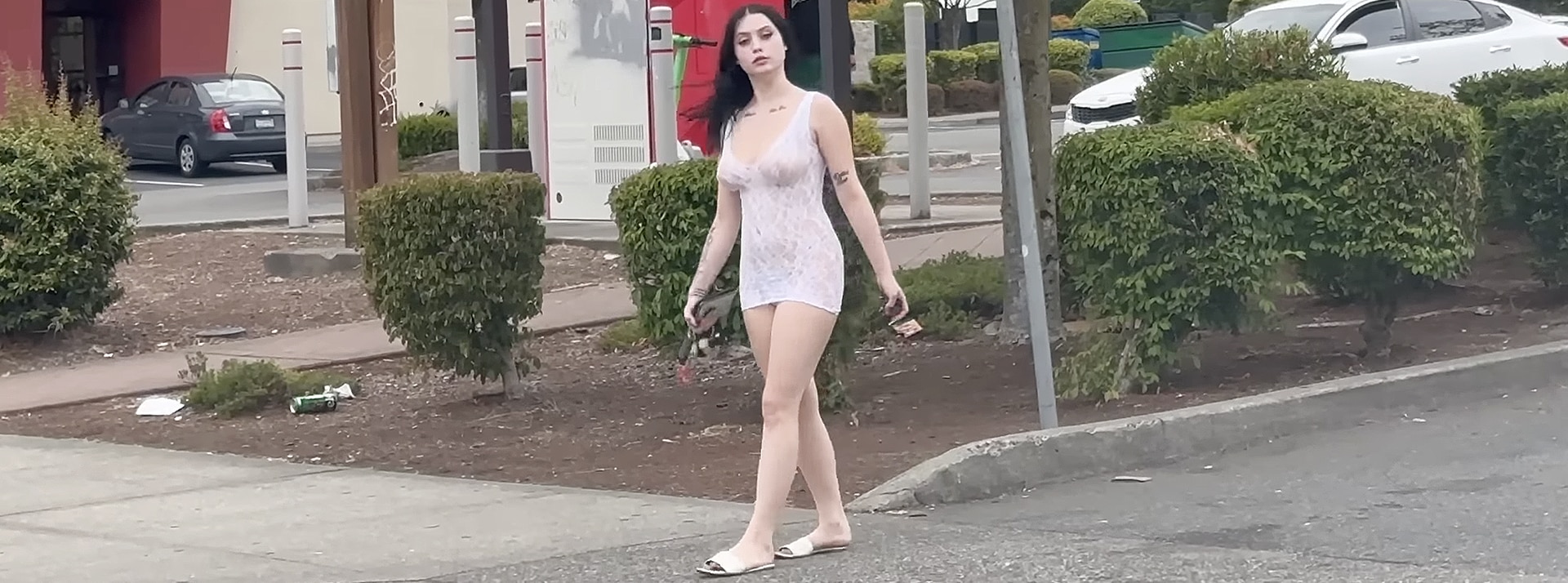 Comment les pro-Trump manipulent les vidéos unfiltered de marche urbaine dans des quartiers pauvres - L'ADN Une fille en mini-robe transparente dans une rue de Seattle