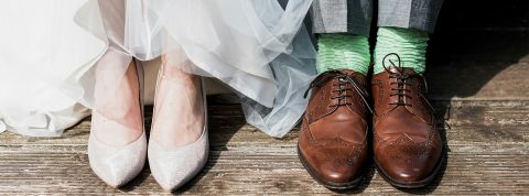 Agences matrimoniales, app de rencontres : la marchandisation du célibat ne date pas d'hier Zoom sur les pieds d'un couple de mariés