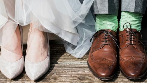 Zoom sur les pieds d'un couple de mariés