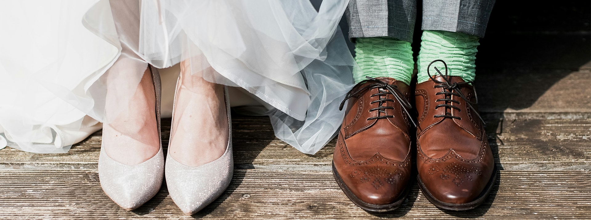 Agences matrimoniales, app de rencontres : la marchandisation du célibat ne date pas d'hier - L'ADN Zoom sur les pieds d'un couple de mariés