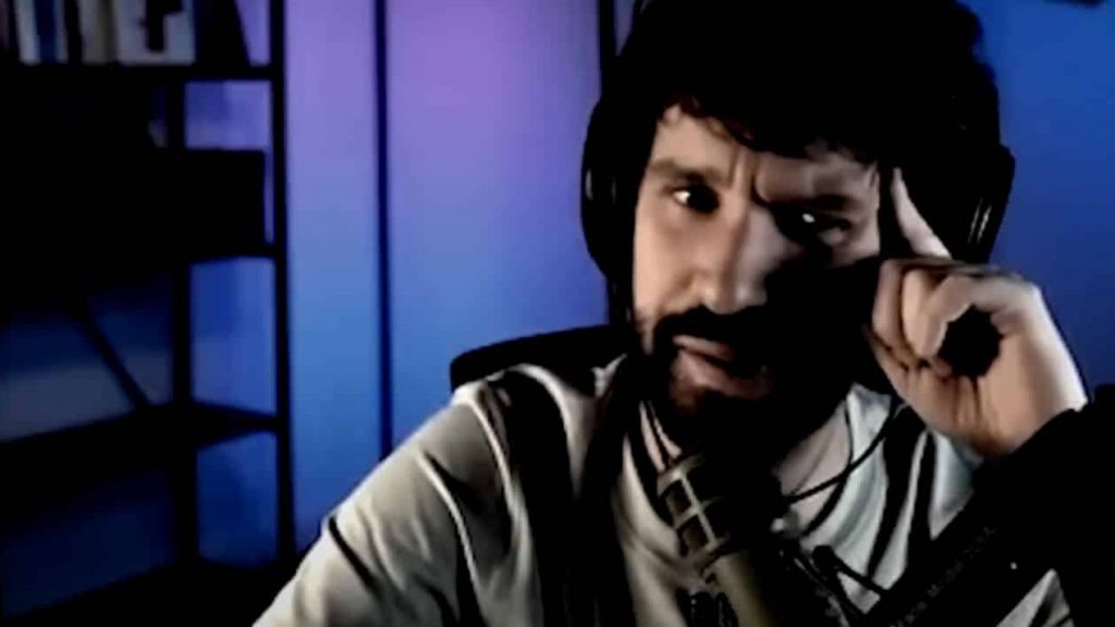 une homme barbu affiche un air suspicieux