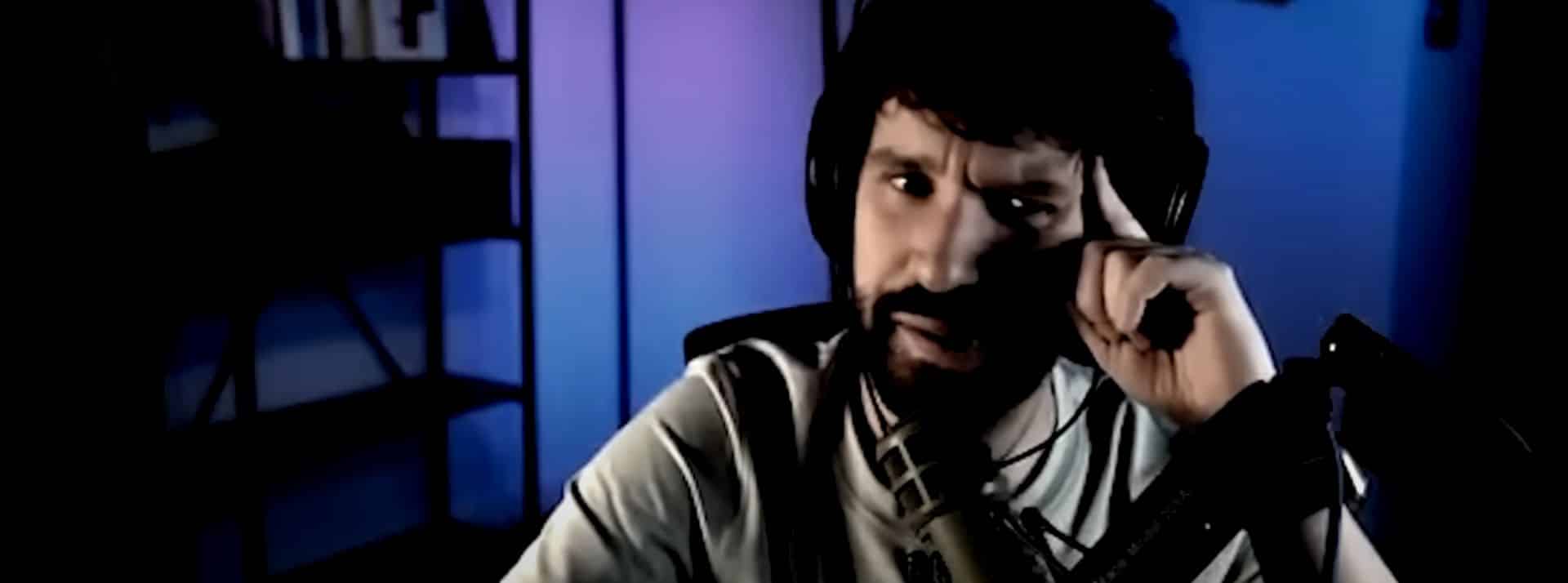 La vidéo la plus terrifiante du moment montre un streameur perdu dans « l’Internet zombie » - L'ADN une homme barbu affiche un air suspicieux